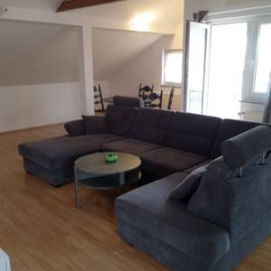 IZNAJMLJUJE SE STAN U ZAGREBU ( TRNAVA )