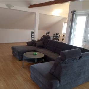 IZNAJMLJUJE SE STAN U ZAGREBU ( TRNAVA )