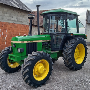 John Deere 2140