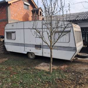 Kamp prikolica za voćnjak ili vrt