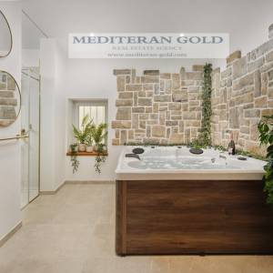 Kaštel Novi, luksuzna i opremljena kuća prvi red do mora