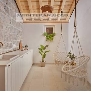 Kaštel Novi, luksuzna i opremljena kuća prvi red do mora