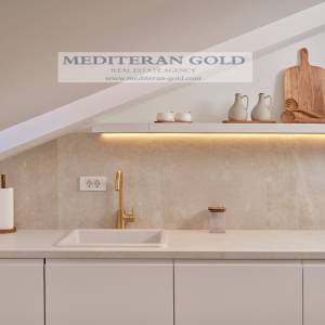 Kaštel Novi, luksuzna i opremljena kuća prvi red do mora