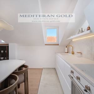 Kaštel Novi, luksuzna i opremljena kuća prvi red do mora