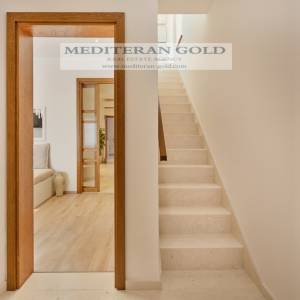 Kaštel Novi, luksuzna i opremljena kuća prvi red do mora