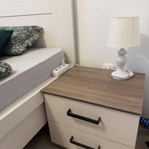 Krevet sa madracem i nocnim ormaricima