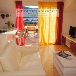 Marina, Vinišće,  samostojeća apartmanska kuća