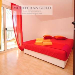 Marina, Vinišće,  samostojeća apartmanska kuća