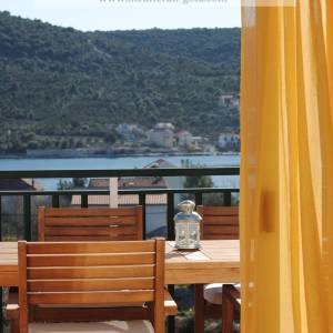 Marina, Vinišće,  samostojeća apartmanska kuća