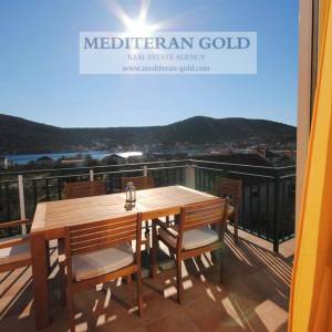 Marina, Vinišće,  samostojeća apartmanska kuća