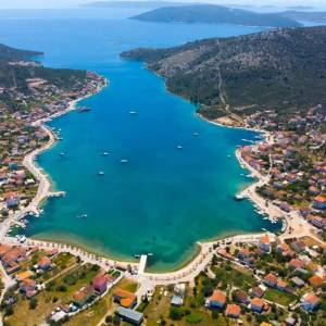 Marina, Vinišće,  samostojeća apartmanska kuća