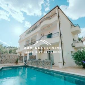 PRODAJE SE APARTMAN I BAŠKOJ VODI ( KRVAVICA )