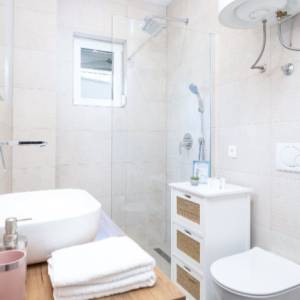 PRODAJE SE APARTMAN I BAŠKOJ VODI ( KRVAVICA )