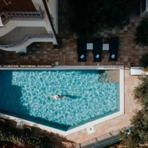 PRODAJE SE APARTMAN I BAŠKOJ VODI ( KRVAVICA )