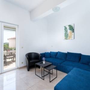 PRODAJE SE APARTMAN I BAŠKOJ VODI ( KRVAVICA )