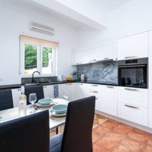 PRODAJE SE APARTMAN I BAŠKOJ VODI ( KRVAVICA )