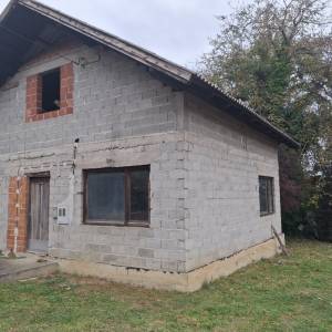 Prodajem kuću sa okućnicom