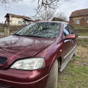 Prodajem opel astru 2000 god nije reg ali moze se reg  nema ulaganja