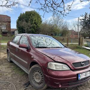 Prodajem opel astru 2000 god nije reg ali moze se reg  nema ulaganja