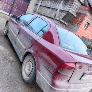 Prodajem opel astru 2000 god nije reg ali moze se reg  nema ulaganja