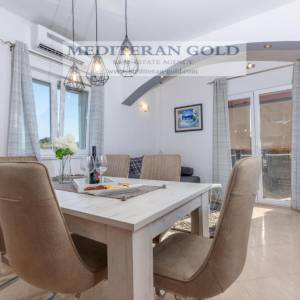 Rogoznica, Zečevo Rogozničko, uređena i kompletno opremljena kuća