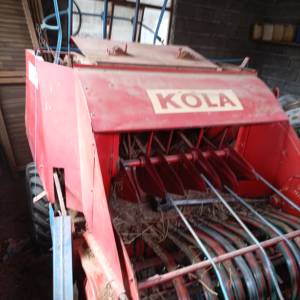 Samoutovarna prikolica za sijeno, balirka niskotlačna i puhalnik