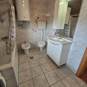 Zagreb - Brestje, Tupekova, 4-sobni stan 85m2, terasa 11,60m2, 2VPM