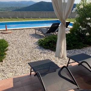 Izuzetna prilika! Roč, villa s bazenom, 180m2, 1000m2 okučnice