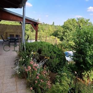 Jedinstvena prilika na čestici površine 699 m2, dvojni objekt, garaže