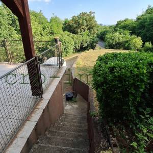 Jedinstvena prilika na čestici površine 699 m2, dvojni objekt, garaže