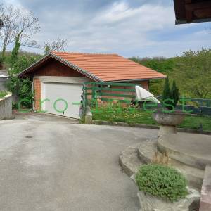 Jedinstvena prilika na čestici površine 699 m2, dvojni objekt, garaže