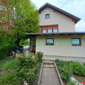 Jedinstvena prilika na čestici površine 699 m2, dvojni objekt, garaže