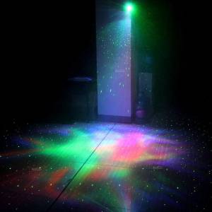 Laserski projektor zvukom aktiviran