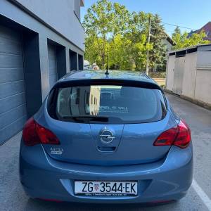 OPEL ASTRA //67tkm//prvi vlasnik//HR auto//dvozonska klima//odličan//