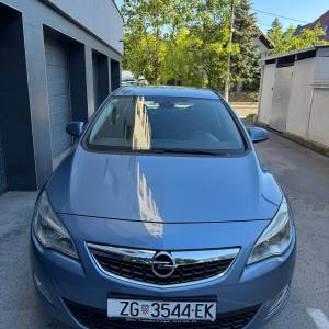 OPEL ASTRA //67tkm//prvi vlasnik//HR auto//dvozonska klima//odličan//