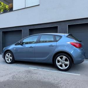 OPEL ASTRA //67tkm//prvi vlasnik//HR auto//dvozonska klima//odličan//