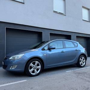 OPEL ASTRA //67tkm//prvi vlasnik//HR auto//dvozonska klima//odličan//