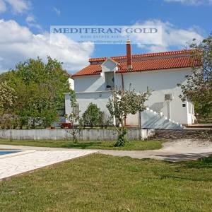 PRODAJA KUĆE, PRGOMET, LABIN, uređeno, bazen, velika okućnica