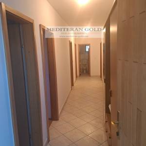 Split, Kamen, trosoban stan u privatnoj kući