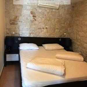 Trogir, centar, kamena kuća za prodaju, pogled na more