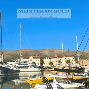 Trogir, centar, kamena kuća za prodaju, pogled na more