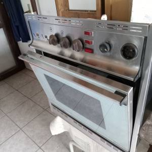 Ugradbena pećnica sa kombiniranom pločom za kuhanje