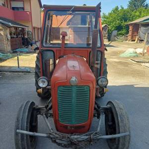 IMT 539 s kabinom