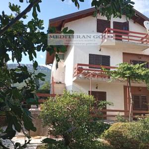 Kaštel Stari, prodaje se samostojeća kuća sa okućnicom