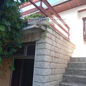 Kaštel Stari, prodaje se samostojeća kuća sa okućnicom