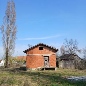 PRODAJEM  NEDOVRŠENU  VIKENDICU  50 m2  S PLACOM  1156 m2