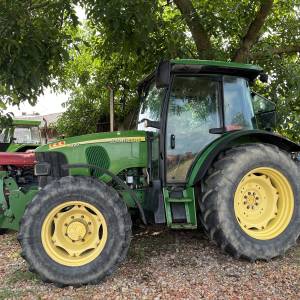 John Deere 5820