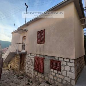 Kuća: Okrug Donji, na dvije etaže, pogled, za uređenje