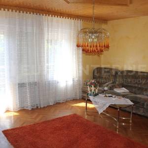 Obiteljska kuća Jakovlje, uredna s urednom okućnicom