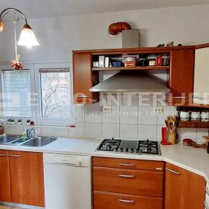 Obiteljska kuća u naselju Bizek površine 381 m², bez provizije!
